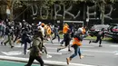 Demonstran menabrak mobil polisi selama protes terhadap peraturan Covid-19 di Melbourne 21/9/2021). Polisi telah menangkap setidaknya 44 orang setelah adegan liar, di mana beberapa petugas diduga terluka. (AFP/STR)