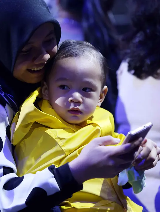 "Makasih buat semua, terima kasih buat keluarga buat fans Rafathar juga. Berharap Rafathar menjadi anak yang baik dan saleh dan bermanfaat juga," ucap Nagita Slavina yang sumringah menggendong sang putra. (Nurwahyunan/Bintang.com)