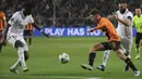 <p>Pemain Shakhtar Donetsk, Heorhiy Sudakov berusaha melewati dua pemain Real Madrid, Karim Benzema dan Aurelien Tchouameni pada pertandingan lanjutan grup F Liga Champions di stadion Polish Army Stadium di Warsawa, Polandia, Rabu, 12 Oktober 2022. Shakhtar Donetsk bermain imbang atas Real Madrid 1-1. (AP Photo/Michal Dyjuk )</p>