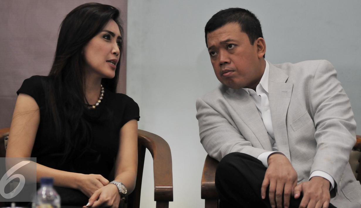 Komisi 9 DPR RI Rieke Dyah Pitaloka, bersama Kepala BNP2TKI, Nusron Wahid saat menjadi pembicara diskusi di Nusantara III, Kompleks Parlemen, Jakarta, Selasa (9/2). Diskusi tersebut membahas Perlindungan TKI di luar negeri. (Liputan6.com/Johan Tallo)