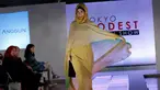 Model menampilkan busana rancangan Alia Anggun dalam peragaan busana muslim Tokyo Modest Fashion Show di Halal Expo Japan, Tokyo, Selasa (22/11). Menurut penyelenggara ini merupakan peragaan busana perempuan muslim pertama di Jepang. (REUTERS/Toru Hanai)