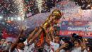 Pemain Arema Cronus mengangkat piala usai memenangkan laga final Piala Bhayangkara 2016 melawan Persib di Stadion GBK Jakarta, Minggu (3/4/2016). Arema Cronus unggul 2-0 atas Persib. (Liputan6.com/Helmi Fithriansyah)