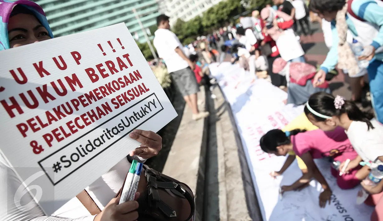 Aktivis menggelar aksi solidaritas untuk Yuyun disela car free day di Bundaran HI Jakarta, Minggu (8/5). Pada kegiatan itu, pengunjung menandatangani spanduk sebagai bentuk kekecewaan atas kekerasan seksual yang menimpa Yuyun. (Liputan6.com/Faizal Fanani)