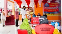 Presiden Joko Widodo atau Jokowi meninjau kegiatan vaksinasi Covid-19 bagi pelajar yang digelar di SMA Negeri 3 Wajo, Kabupaten Wajo, Sulawesi Selatan, Kamis, 9 September 2021.