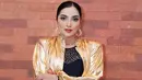 Ashanty terlihat mentereng dengan atasan hitam berjaring berlapis set  jaket dan celana gold shimmer [@ashanty]