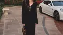 Cantiknya Alyssa Daguise dalam balutan dress panjang lengan panjang berwarna hitam. Dressnya ini memiliki detail manis berupa backless dan cut-out di bagian dada. [Foto: Instagram/alyssadaguise]