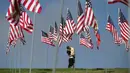  Pasangan saling memeluk pada peringatan 15 tahun bagi para korban 11 September 2001 di Malibu, California, (11/09). Mengheningkan cipta pertama di mulai pada pukul 08:46 waktu setempat di gereja New York (REUTERS/Lucy Nicholson)