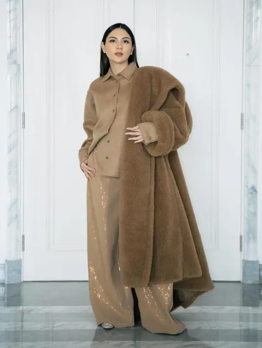 Cantiknya Jessica Mila di sini dengan makeup bernuansa kecokelatan. Ia menghadiri acara fashion mengenakan one brand outfit serba cokelat. [Foto: Instagram/jscmila]