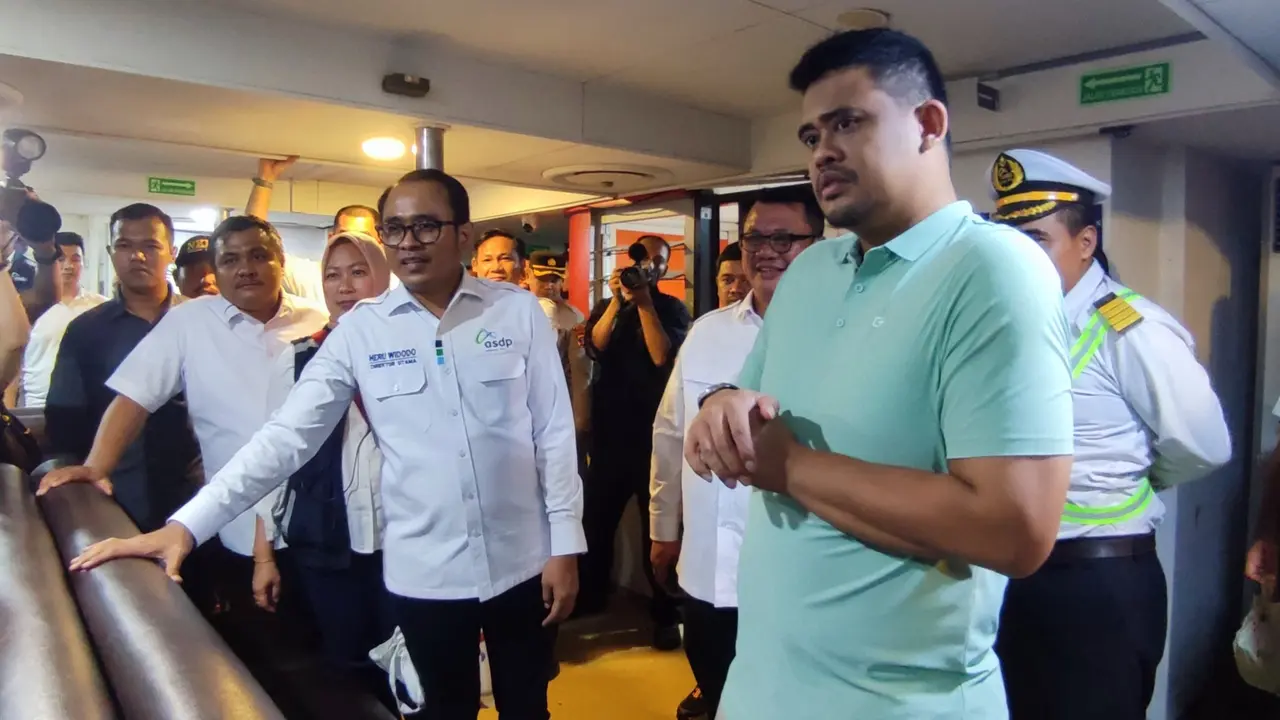 Gubernur Sumatera Utara Bobby Nasution didampingi Direktur Utama ASDP, Heru Widodo melakukan pengecekan KMP Jatra II.
