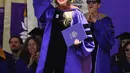 Penyanyi Taylor Swift menerima gelar doktor kehormatan seni rupa pada upacara pembukaan New York University untuk angkatan 2022 di Yankee Stadium, New York, Amerika Serikat, 18 Mei 2022. (Angela Weiss/AFP)