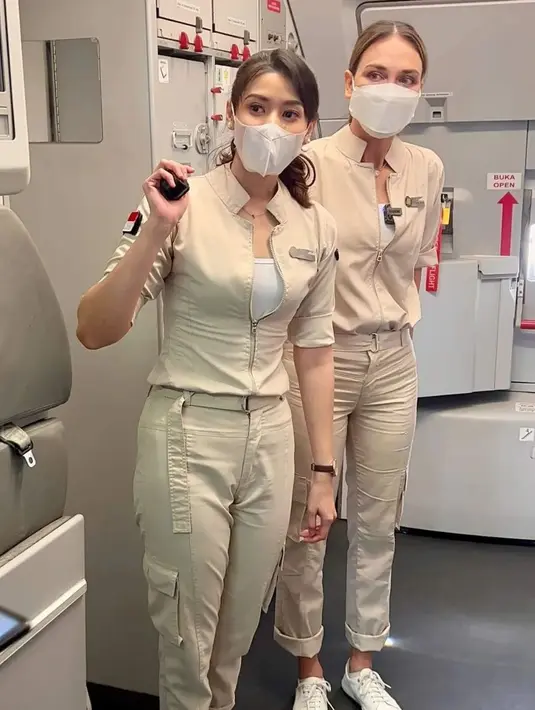 Luna Maya tampak sangat antusias dan selalu mendengarkan arahan dari kru pesawat. (FOTO: instagram.com/pramugarisuperairjet)