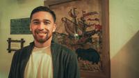 Gelandang Madura United, Jordy Wehrmann berfoto di depan sebuah lukisan di Post Kantoor, Cikini, Jakarta Pusat, Sabtu (24/1/2026). (Bola.com/Bagaskara Lazuardi)