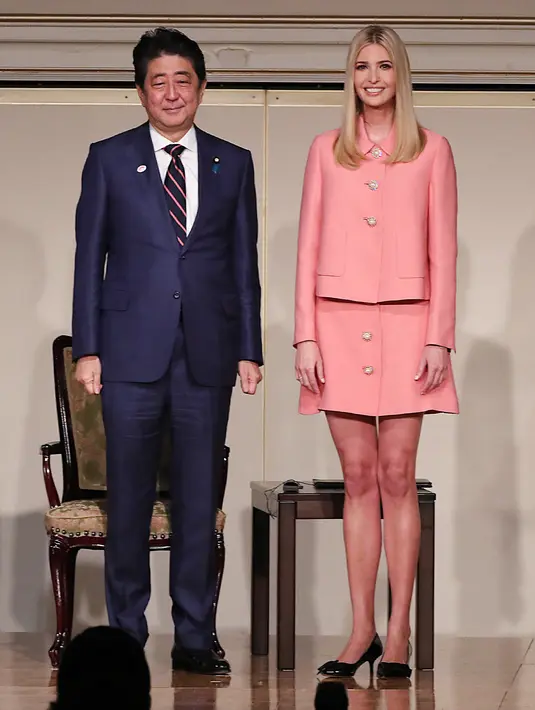 Ivanka Trump (kanan) foto bersama dengan PM Shinzo Abe saat menghadiri acara Majelis Wanita Sedunia (WAW!) di Tokyo, Jepang (3/11). (AFP Photo/Pool/Eugene Hoshiko)