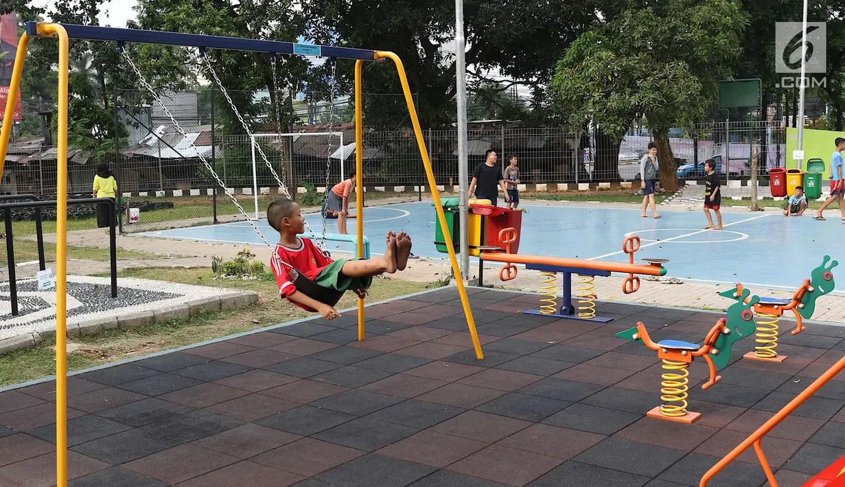 Anak-anak bermain di sekitar RPTRA Tiga Durian, Jakarta, Selasa (15/5). Pembangunan Taman Maju Bersama rencananya akan dimulai pada Mei 2018 dengan anggaran pembangunan sekitar Rp 27 miliar. (Liputan6.com/Immanuel Antonius)
