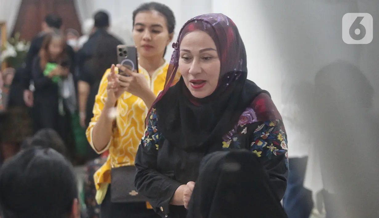 Aktris dan penyanyi dangdut, Camelia Malik saat melayat di rumah duka pesohor legendaris Titiek Puspa di kawasan Pancoran, Jakarta Selatan, Kamis (10/4/2025) malam. (Liputan6.com/Angga Yuniar)