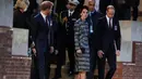 Pangeran William bersama istrinya, Kate Middleton, Duchess of Cambridge dan adiknya Pangeran Harry  usai menghadiri peringatan Thiepval menjelang 100 tahun Pertempuran Somme di Thiepval, Prancis, (30/6).  (REUTERS/Phil Noble)