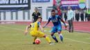 Pemain Persib Bandung, Tony Sucipto (kanan) melewati pemain pemain Persiba Balikpapan, I Gusti Rustiawan pada lanjutan Torabika SC 2016  di Stadion Wibawa Mukti, Cikarang, Sabtu (1/10/2016). (Bola.com/Nicklas Hanoatubun)