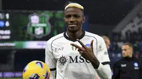 Pemain Napoli, Victor Osimhen berpose setelah mengalahkan Sassuolo pada laga lanjutan Liga Italia 2023/2024 di Mapei Stadium, Reggio Emilia, Italy, Kamis (29/02/2024) dini hari WIB. (AP Photo/LaPresse/Massimo Paolone)