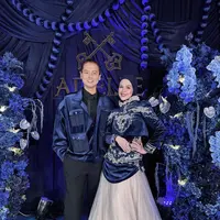 Dalam sebuah acara bertema biru malam yang megah, keduanya tampil kompak dan elegan mengenakan koleksi dari Ayu Dyah Andari (@byayudyahandari).  Dari ujung kepala hingga kaki, pasangan ini menghadirkan kesan royal yang begitu kuat, seolah melangkah keluar dari sebuah istana modern. [@cutratumeyriska].