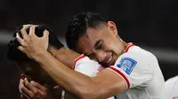 Bek Timnas Indonesia, Rizky Ridho (kanan), merayakan gol yang dicetak oleh Marselino Ferdinan (kiri) ke gawang Arab Saudi dalam laga Kualifikasi Piala Dunia 2026 zona Asia di Stadion Utama Gelora Bung Karno (SUGBK) Senayan, Jakarta, Selasa (19/11/2024) malam WIB. (Bola.com/Abdul Aziz)