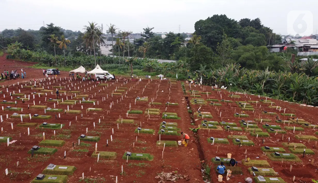 Foto udara memperlihatkan kondisi area pemakaman jenazah dengan protokol COVID-19 di TPU Pondok Ranggon, Jakarta, Kamis (12/10/2020). Gubernur DKI Jakarta Anies Baswedan menganggarkan Rp254 miliar guna menambah lahan pemakaman jenazah dengan protokol Covid-19. (Liputan6.com/Helmi Fithriansyah)