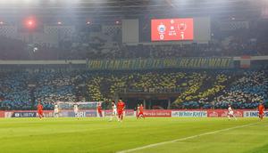 Suporter Persija Jakarta, Jakmania membentuk koreografi sebagai bentuk dukungan saat menyaksikan laga pekan pertama BRI Liga 1 2023/2024 antara Persija Jakarta menghadapi PSM Makassar di Stadion Utama Gelora Bung Karno (SUGBK), Senayan, Jakarta, Senin (3/7/2023). (Bola.com/M Iqbal Ichsan)