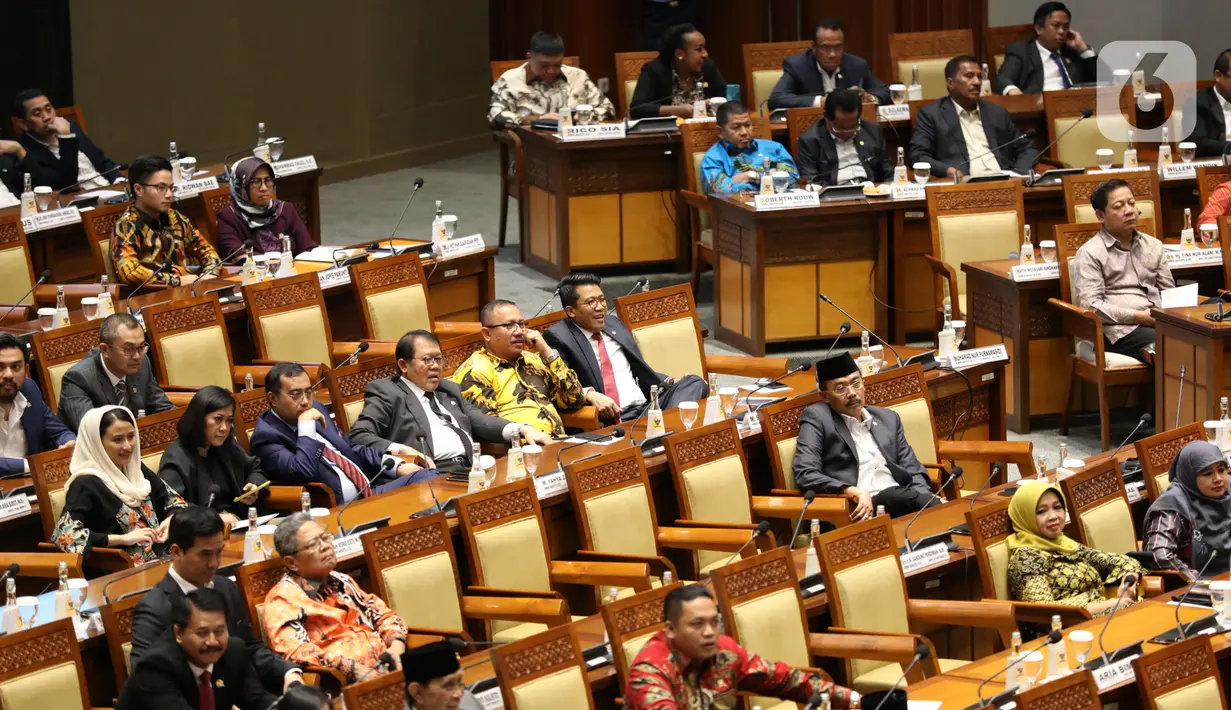 Anggota DPR mengikuti Rapat Paripurna pembukaan Masa Sidangan II 2019-2020 di Kompleks Parlemen, Senayan, Jakarta, Senin (13/1/2020). Setidaknya 290 anggota DPR tak hadir dalam rapat paripurna dengan agenda pidato pembukaan Masa Sidang II tahun 2019-2020 tersebut. (Liputan6.com/Johan Tallo)