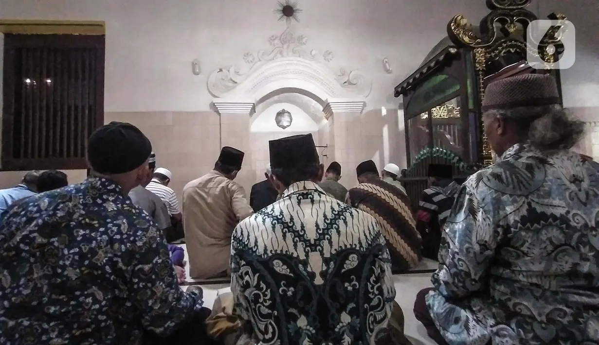 Masjid Sunan Kalijaga secara arsitektur memiliki kesamaan dengan Masjid Agung Demak yang dapat dilihat dari ciri khas bangunan berbentuk joglo, atapnya limasan bersusun tiga, yang memiliki makna khusus yakni melambangkan arti Iman, Islam, dan Ikhsan. (merdeka.com/Iqbal S. Nugroho)