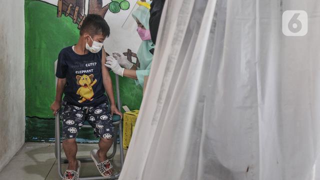 Antusias Anak Sekolah Ikut Imunisasi DT