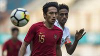 Striker Timnas Indonesia, Hanis Saghara, mengejar bola saat melawan Arab Saudi pada laga persahabatan di Stadion Wibawa Mukti, Jawa Barat, Rabu (10/10/2018). Indonesia kalah 1-2 dari Arab Saudi. (Bola.com/Vitalis Yogi Trisna)