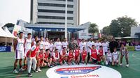 Menpora RI Dito Ariotedjo meluncurkan bergulirnya liga basket pelajar terbesar Honda DBL with Kopi Good Day musim 2023/2024 di Lapangan Plaza Kemenpora, Jumat (14/7/2023), didampingi Azrul Ananda (CEO DBL Indonesia) beserta para partner, juga beberapa pemain DBL All-Star yang baru pulang dari Amerika Serikat, serta para alumni DBL. (Bola.com/Dok. DBL)