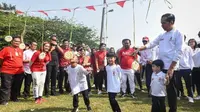 Jan Ethes, cucu Presiden Jokowi, diam saja saat dibujuk ikut lomba makan kerupuk di Istana Bogor. (dok. Sekretariat Kabinet/Dinny Mutiah)