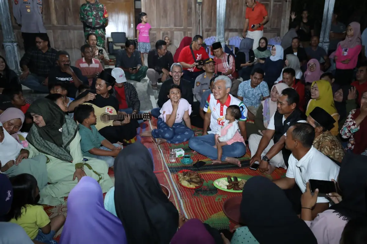 Gubernur Jawa Tengah Ganjar Pranowo meninjau langsung Program 'Tuku Lemah Oleh Omah' yang digagasnya. Salah satunya dengan menginap langsung di salah satu kediaman warganya di daerah Pati.