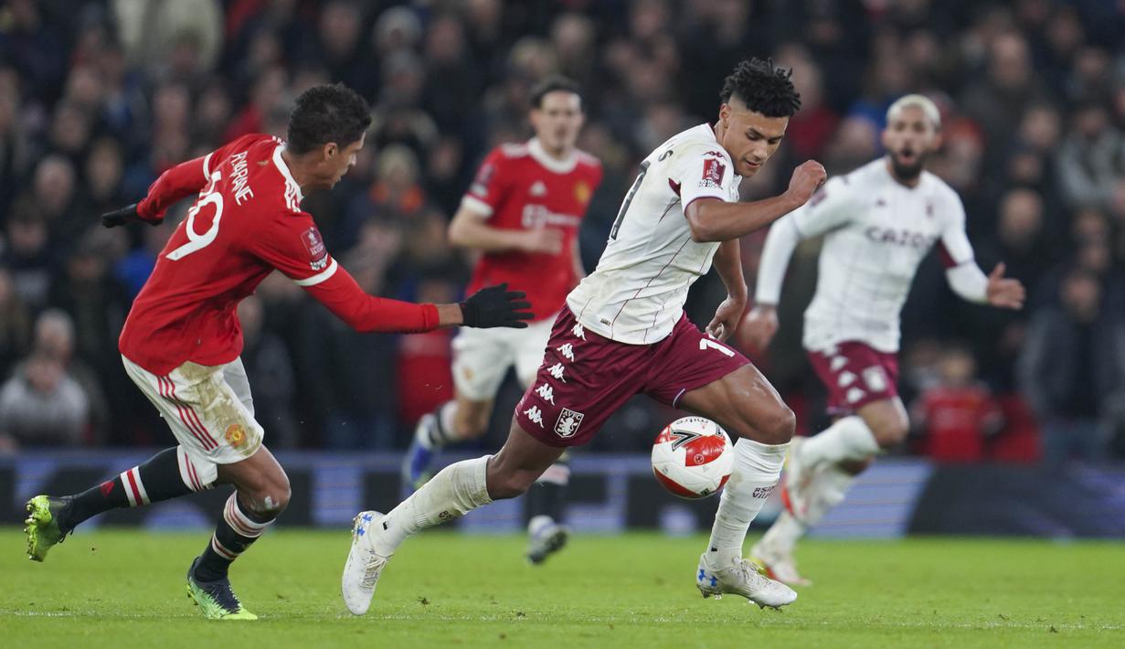 Aston Villa pun tak tinggal dia. Beberapa kali serangannya sangat membahayakan gawang Setan Merah. (AP/Jon Super)