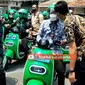 Wali Kota Solo Gibran Rakabuming Raka ogah dikawal voorijder saat keliling Solo menggunakan motor listrik. (YouTube Berita Surakarta)