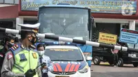 Sebuah bus berisi salah satu  keluarga korban yang sedang di Lapas Kelas I Tangerang, Rabu (8/9/2021). Pasca kebakaran yang melanda Lapas Tangerang, sejumlah keluarga korban mulai berdatangan ke posko crisis center untuk kepentingan identifikasi. (Liputan6.com/Iqbal S Nugroho)