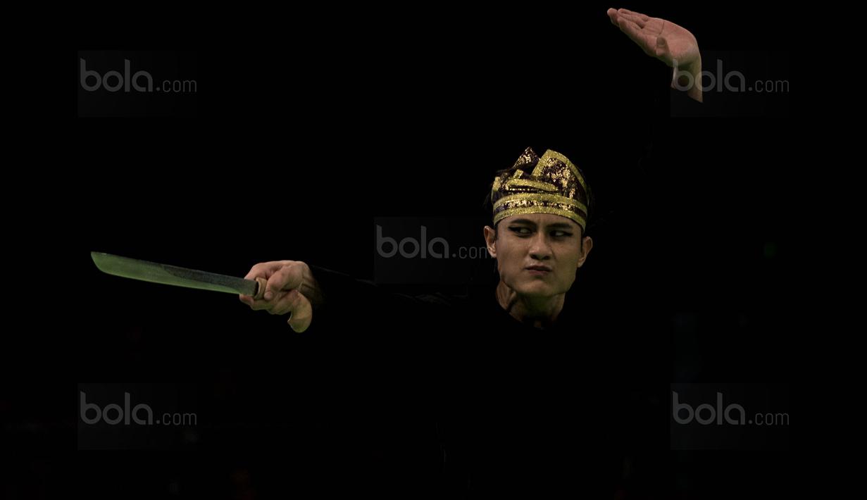 Atlet pencak silat Indonesia, Sugianto, tampil pada kelas seni artistik tunggal di Stadium Juara, Kuala Lumpur, Senin (28/8/2017). Sugianto berhasil meraih perak dengan nilai 462. (Bola.com/Vitalis Yogi Trisna)