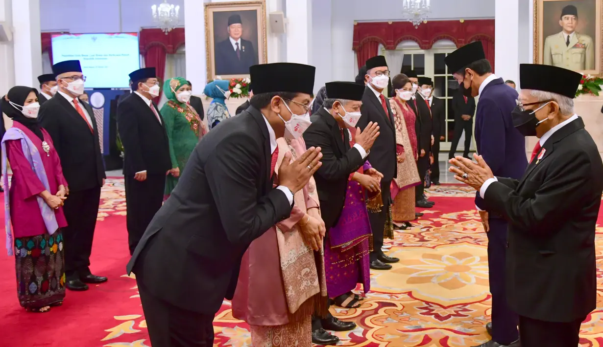 Wakil Presiden Ma'ruf Amin memberi ucapan selamat usai pelantikan 17 Duta Besar Luar Biasa Berkuasa Penuh (LBBP) di Istana Negara, Senin (25/10/2021). Salah satunya adalah Fadjroel Rachan yang menjadi Dubes LBBP RI untuk Republik Kazakhstan merangkap Republik Tajikistan. (Foto: Setpres/Muchlis Jr)