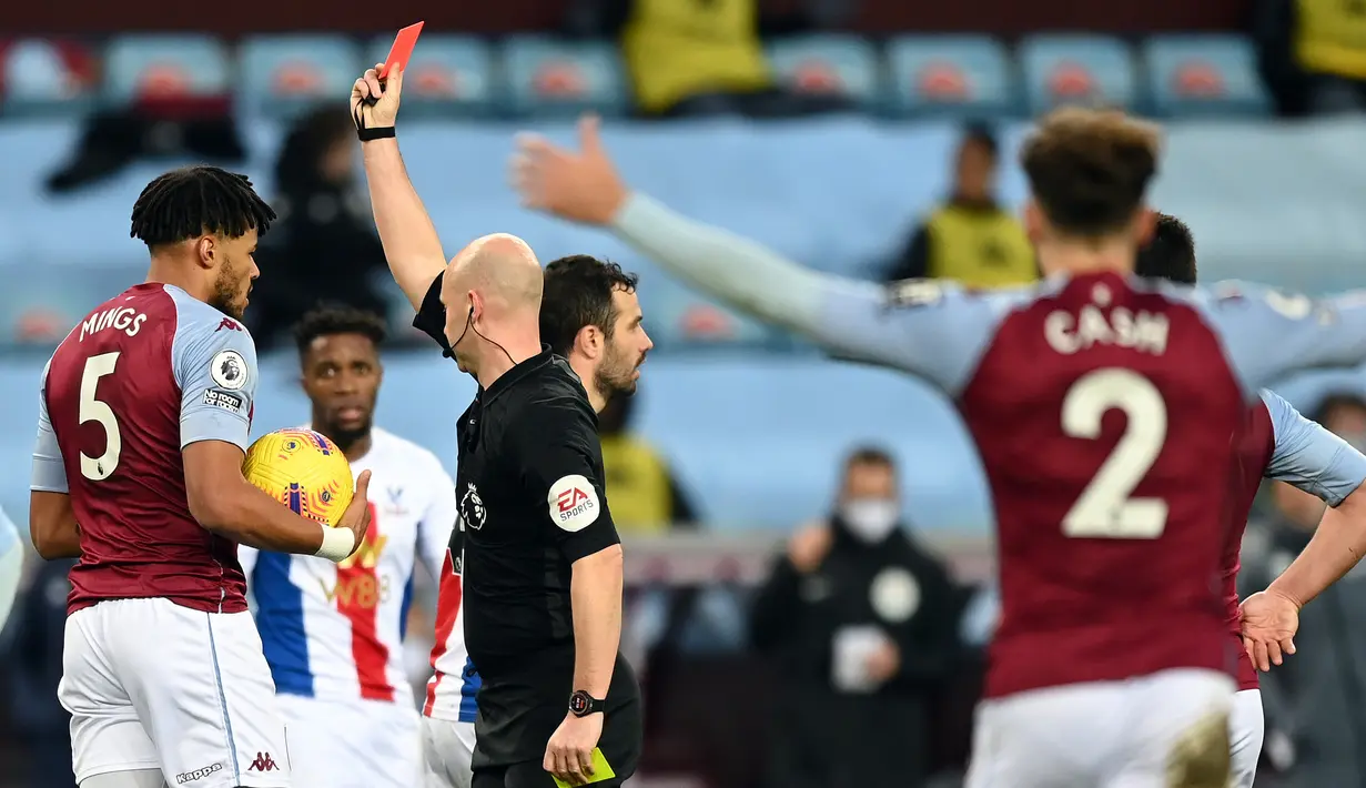 Wasit Anthony Taylor mengeluarkan kartu kuning kedua yang berujung kartu merah kepada bek Aston Villa, Tyrone Mings (kiri), dalam laga lanjutan Liga Inggris 2020/21 pekan ke-15 di Villa park, Birmingham, Sabtu (26/12/2020). Aston Villa menang 3-0 atas Crystal Palace. (AFP/Shaun Botterill/Pool)