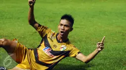 Pemain tengah Mitra Kukar, Yogi Rahadian merayakan golnya ke gawang Semen Padang di final turnamen piala Jenderal Sudirman di Stadion GBK Jakarta, Minggu (24/1/2016). Gol Yogi memastikan kemenangan Mitra Kukar. (Liputan6.com/Helmi Fithriansyah)