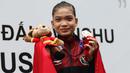 Atlet Wushu Indonesia, Alisya Mellynar berhasil meraih medali emas dalam cabang olahraga Wushu nomor Taolu Tajiquan Wanita SEA Games 2021 yang berlangsung di Cau Giay Gymnasium, Hanoi, Sabtu (14/5/2022). Juri memberikan skor 9,71 untuk performa apiknya. (Bola.com/Ikhwan Yanuar)