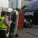 Truk Kontainer Terguling Tabrak Separator Busway di Tambora