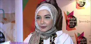 Zaskia Sungkar sudah cukup lama berkecimpung di dunia fashion Indonesia. Saat menghadiri Jakarta Fashion Week 2016, Zaskia berharap pemerintah lebih mendukung para desainer Indonesia agar bisa melangkah ke ranah Internasional.