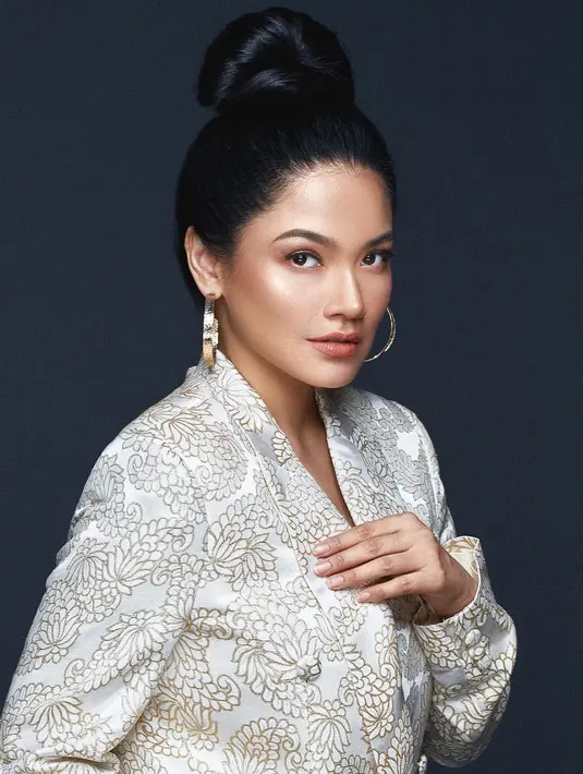 Kali ini, Titi Kamal memancarkan aura elegan dengan high bun tanpa poni. [@titi_kamal].