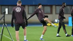 Gelandang Jerman #13 Thomas Mueller memainkan bola saat menghadiri sesi latihan timnas menjelang laga persahabatan, di Wina, Senin (20/11/2023). (Joe Klamar / AFP)