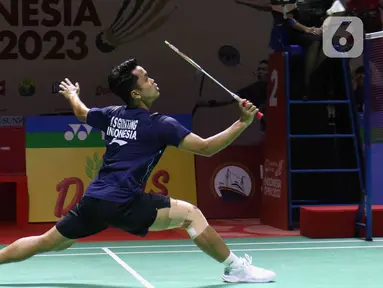 Pebulu tangkis tunggal putra Indonesia Anthony Sinisuka Ginting berusaha mengembalikan kok ke arah lawannya Jonatan Christie pada perempat final turnamen Indonesia Open 2023 di Istora Senayan, Jakarta, Jumat (16/6/2023). (Liputan6.com/Herman Zakharia)