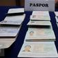 Barang bukti paspor diamankan saat konferensi pers di Kantor Imigrasi Kelas I Khusus Jakarta Barat, Sabtu (7/1). 20 perempuan tersebut berkewarganegaraan Tiongkok, Vietnam dan Thailand berusia 19-40 tahun. (Liputan6.com/Johan Tallo)