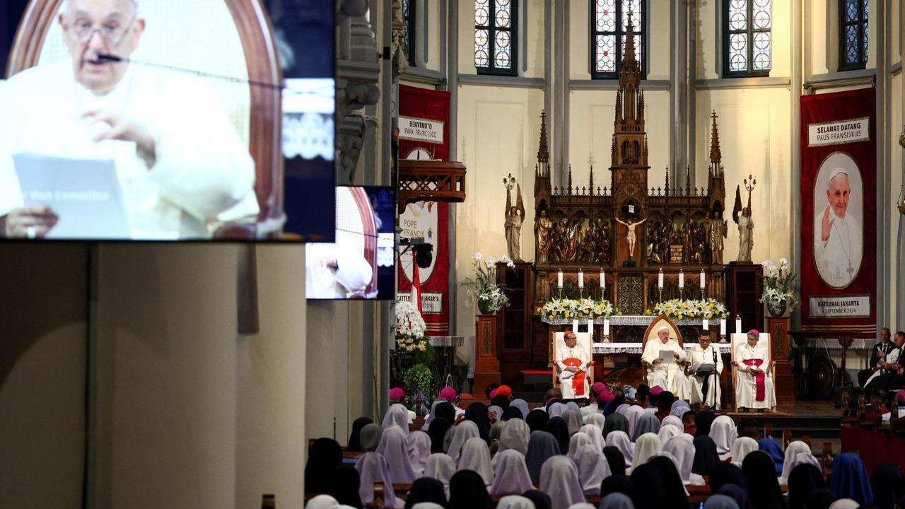 Mengenang Ciuman Penuh Haru Paus Fransiskus dan Imam Besar Masjid Istiqlal yang Jadi Sorotan Dunia