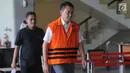 Anggota Komisi I DPR dari Fraksi Golkar, Fayakhun Andriadi mengenakan rompi oranye usai menjalani pemeriksaan oleh penyidik kasus Bakamla anggaran tahun 2016 APBN-P di gedung KPK, Jakarta, Kamis (21/6). (Merdeka.com/Dwi Narwoko)