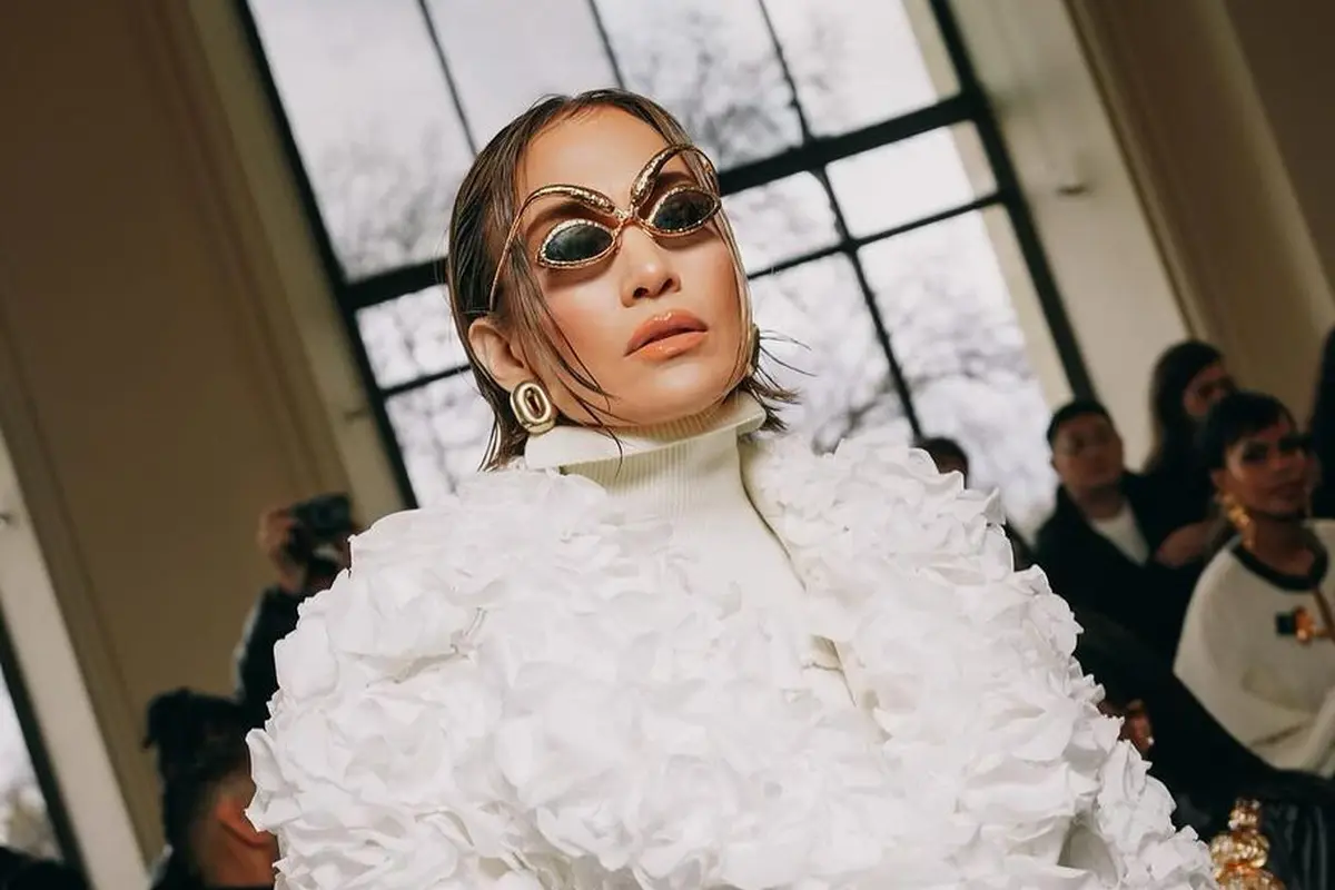 Potret Jennifer Lopez Curi Perhatian di Paris Fashion Week 2024 dengan Jaket dari Kelopak Bunga Asli